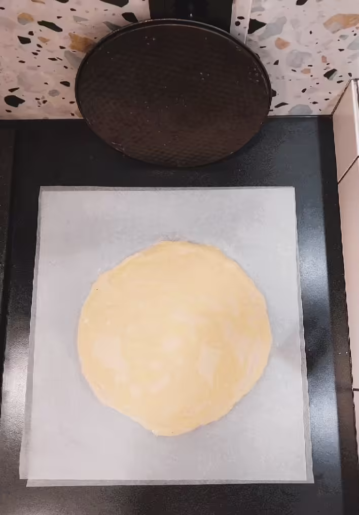 розкатане до розмірів форми тісто