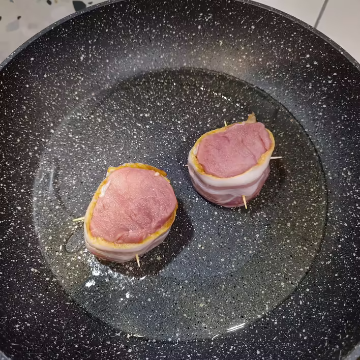 викладаємо на пательню та смажимо