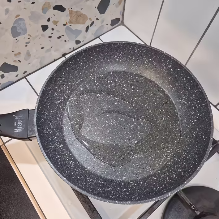 Розігріваємо пательню, додаємо трохи олії для смаження