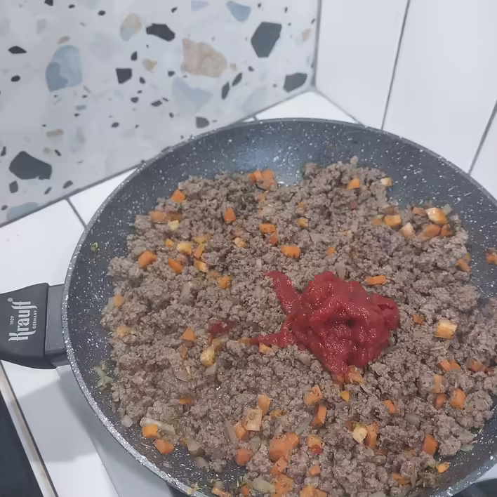 додаємо томатну пасту та спеції