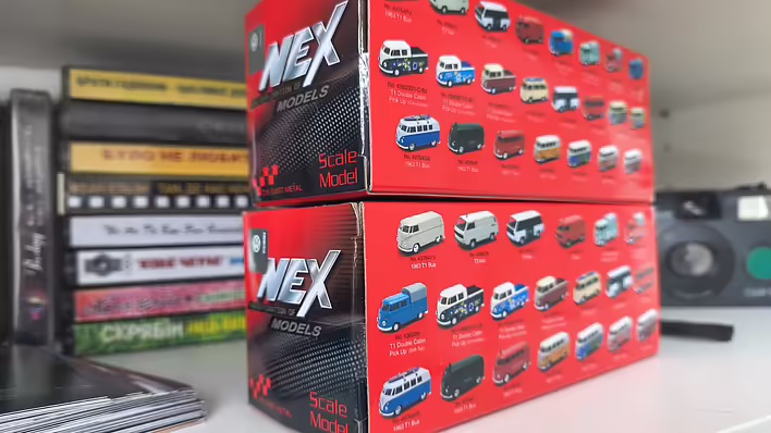 модель в упаковці