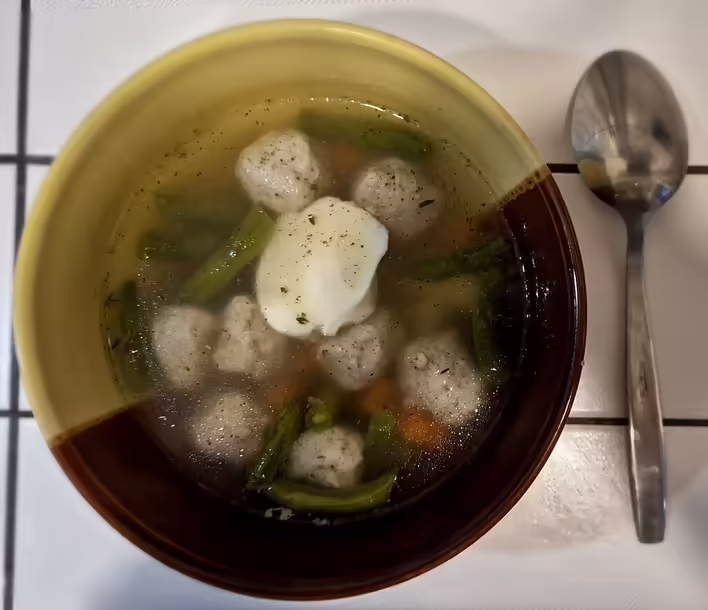Beitrags-Cover: Suppe mit Fleischbällchen, Reis und grünen Bohnen: schnelles Schritt-für-Schritt-Rezept