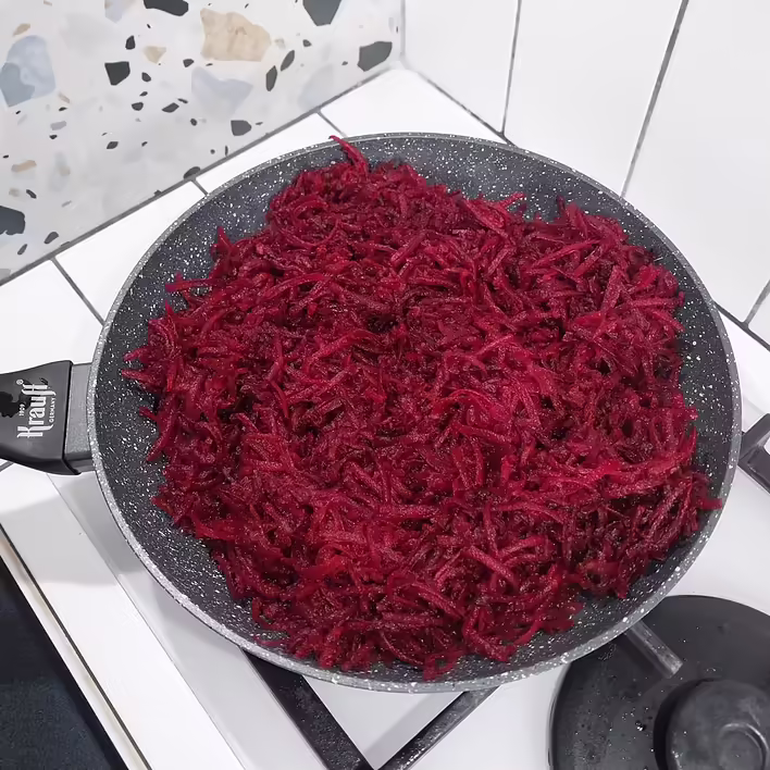 натертий буряк на пательні