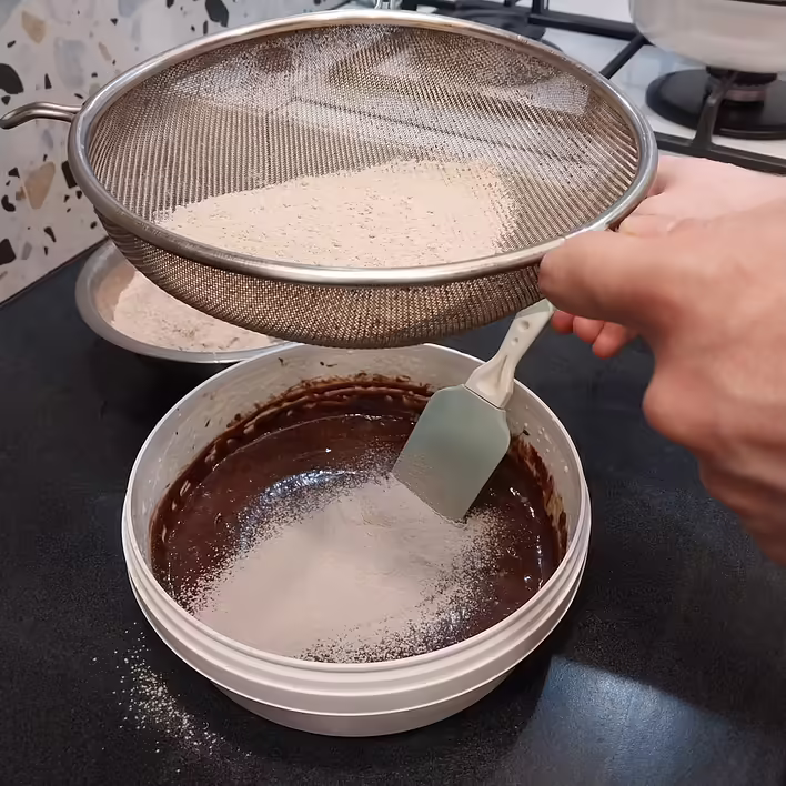 додаємо борошно з какао та розпушувачем через сито