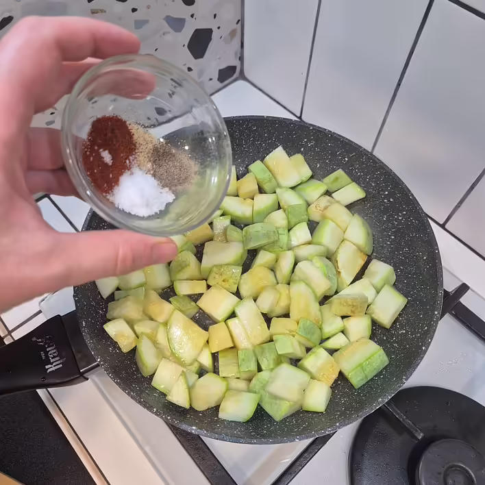 Додаємо спеції, добре перемішуємо