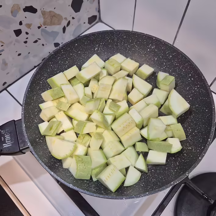 Викладаємо порізані кабачки та смажимо на середньому вогні до розм’якшення