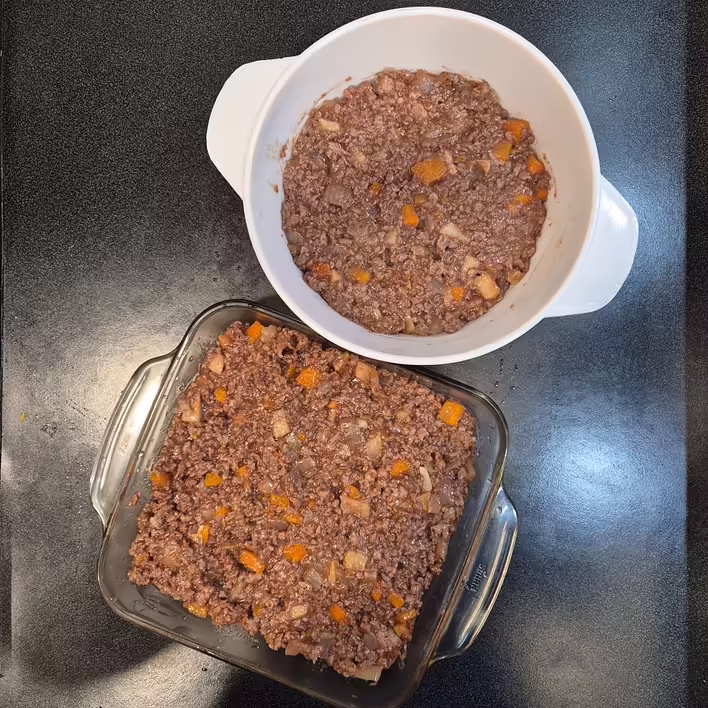 викладаємо м'ясну начинку у форми шаром товщиною 3-4 см