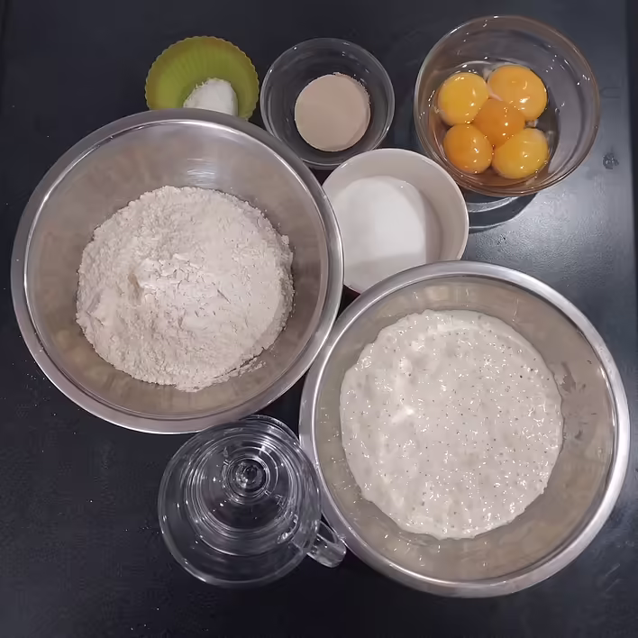 набір для тіста (на фото - готова біга (опара/закваска, яку почали робили ввечері напередодні дня випічки)