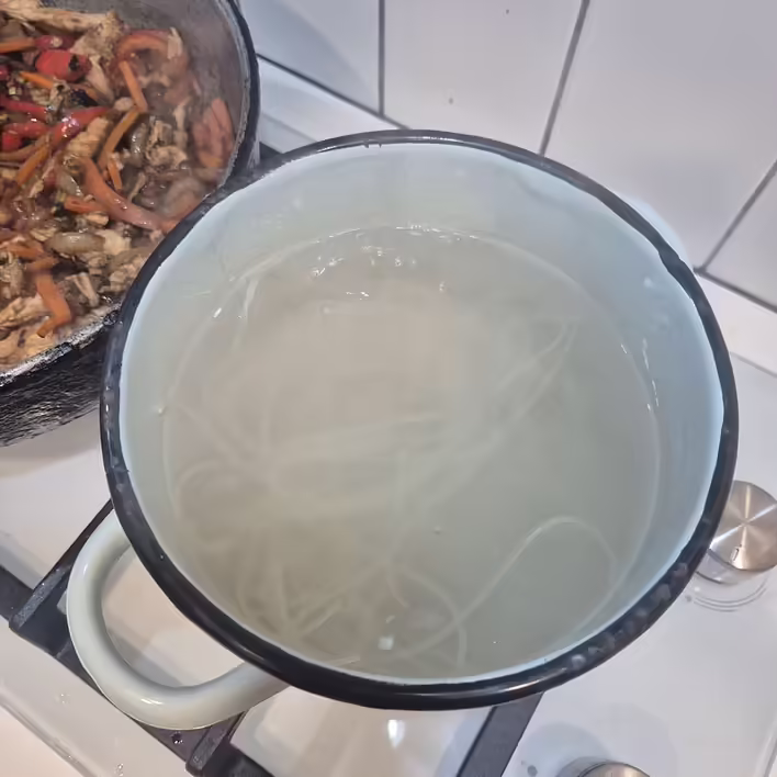 початок закипання води з локшиною