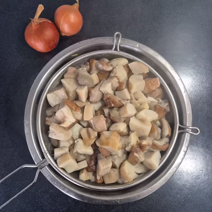 для зціджування з грибів води використовуємо сито