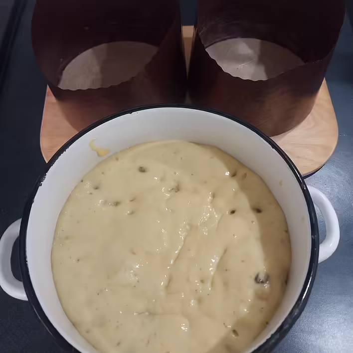 тісто виросло і готове до перекладання у форми