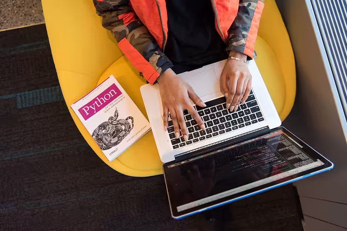 Język programowania Python: dlaczego to dobry wybór dla nowicjuszy w IT