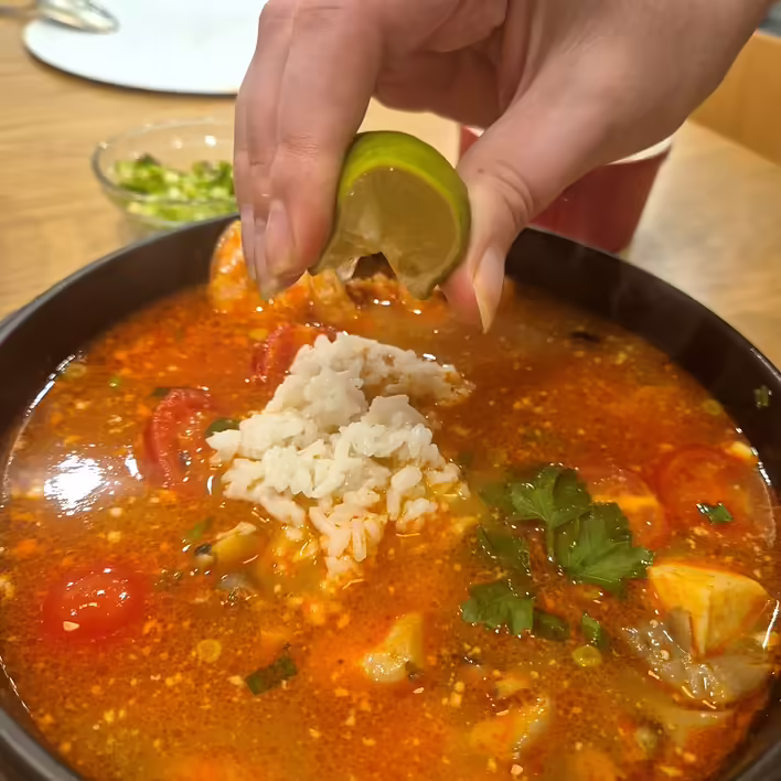 витискаємо сік з дольки лайма, її також кладемо в тарілку