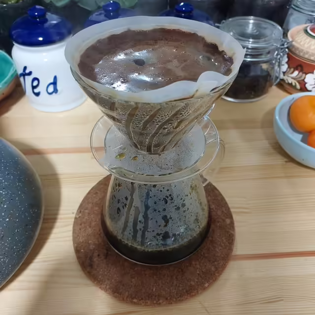 Харіо працює