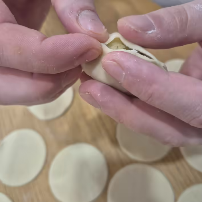 акуратно заліплюємо краї