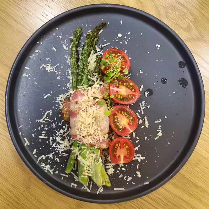 Szparagi z boczkiem: krok po kroku przepis ze zdjęciami