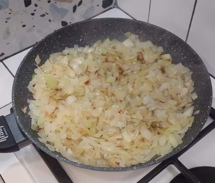 обсмажуємо до напівпрозорості/золотистості