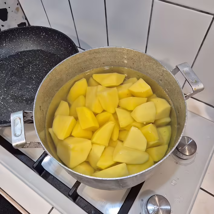 спочатку варимо картоплю