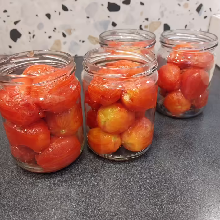 розклали томати по банкам