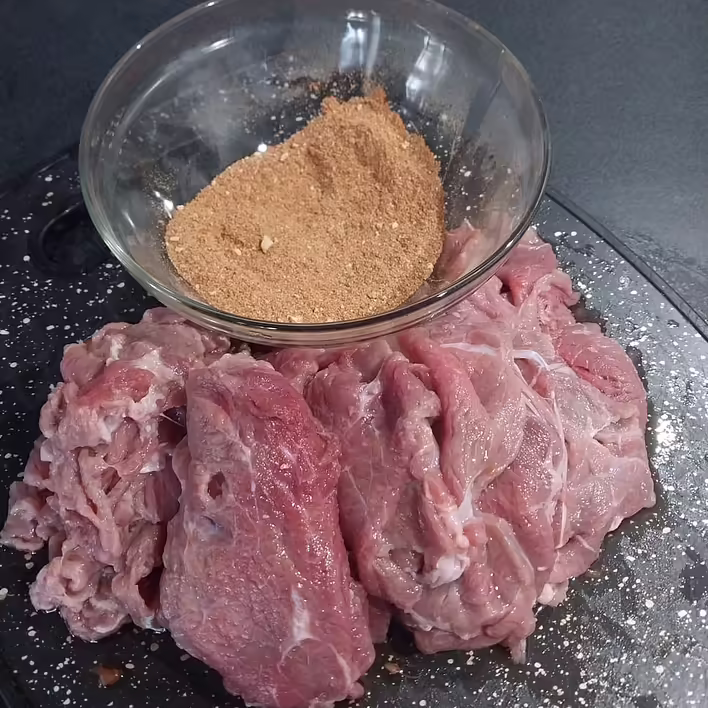 яловичина та суміш приправ