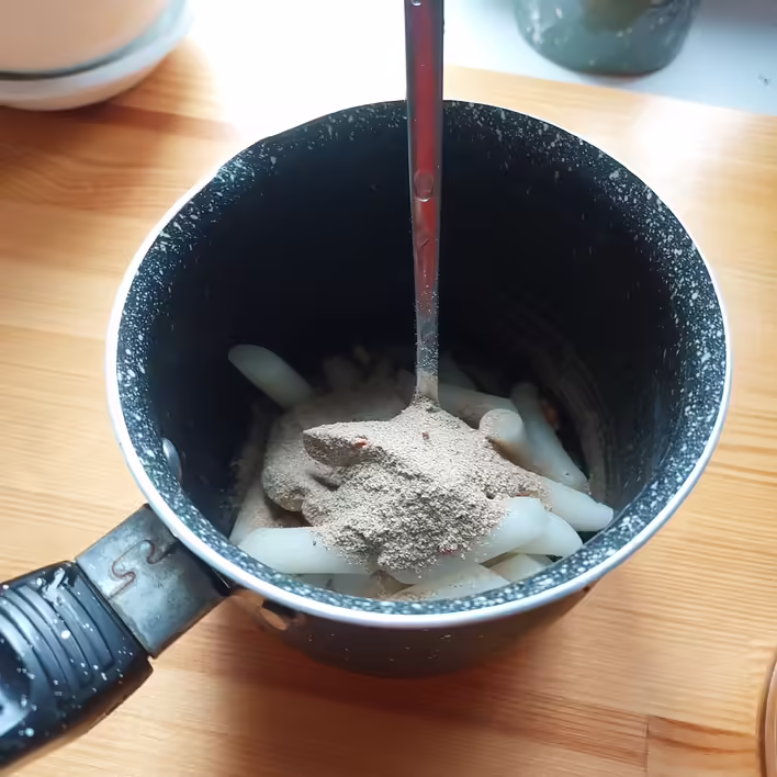 Висипаємо ттокі та порошок соусу, заливаємо водою