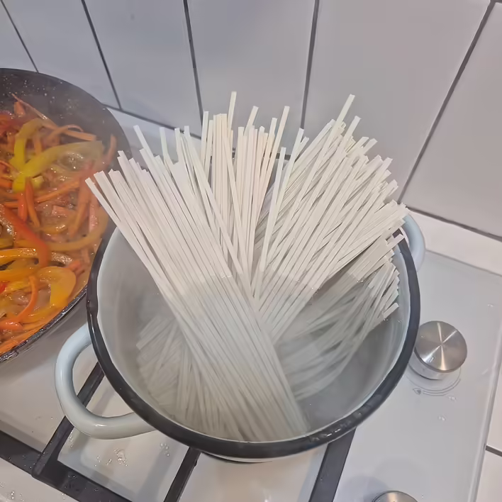 поки готуються овочі, ми варимо удон