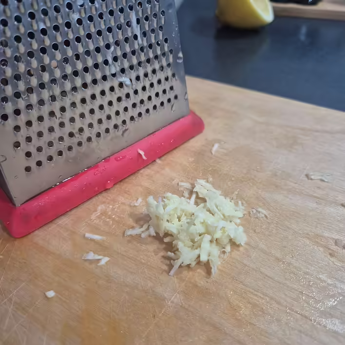 натираємо часник