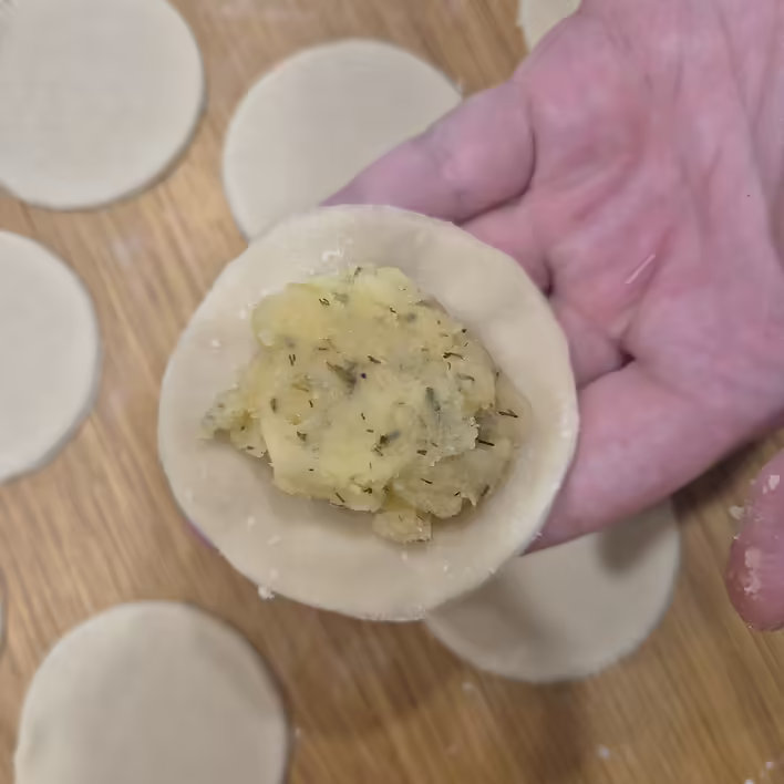 викладаємо на кружечок начинку