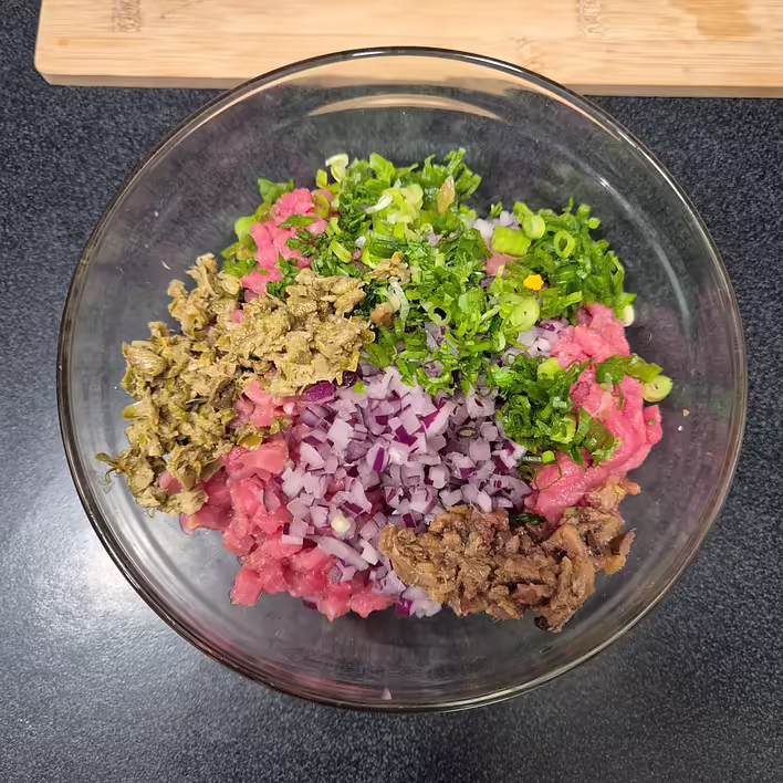 змішуємо нарізані інгредієнти