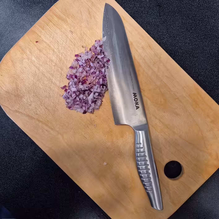 шинковка цибулі ножем сантоку