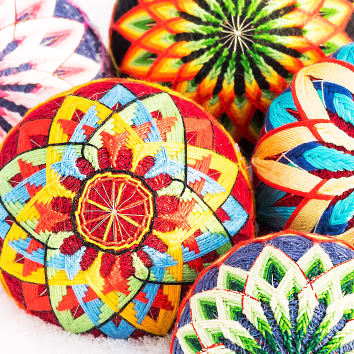 colourful-temari-balls-02.jpg