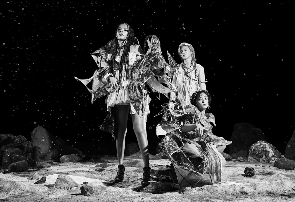 Queen Bee hat ein Musikvideo zum ED-Song des Anime Jaadugar: A Witch in Mongolia veröffentlicht.