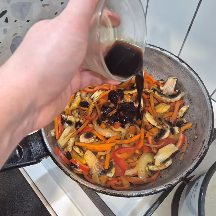 додаємо соєвий соус