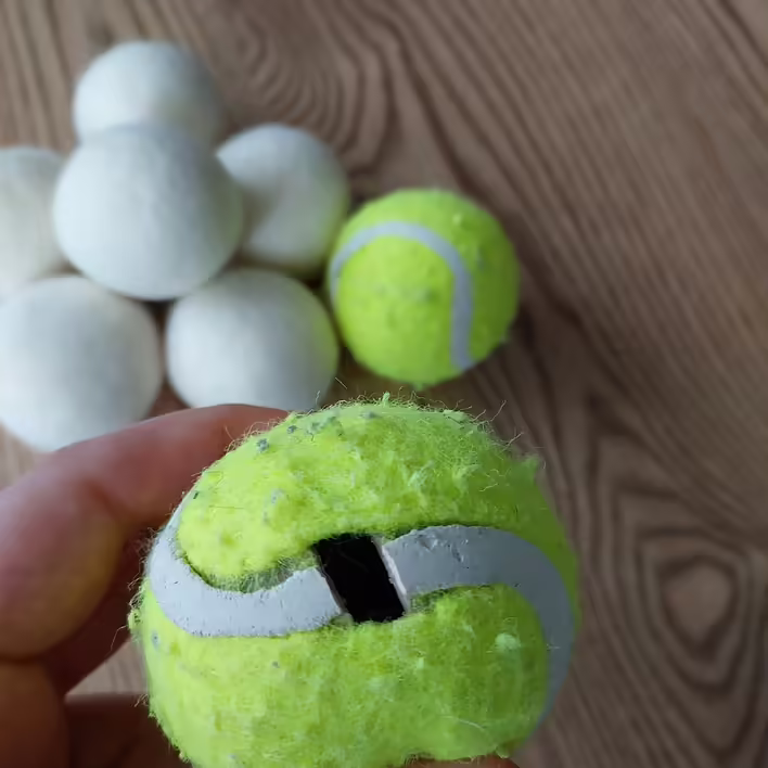 Тенісні м'ячі після кількох місяців в сушарці