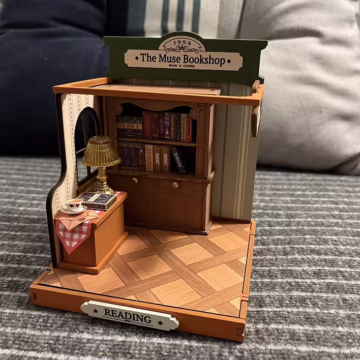 Чашка з блюдцем на столі та крихітний настільний абажур