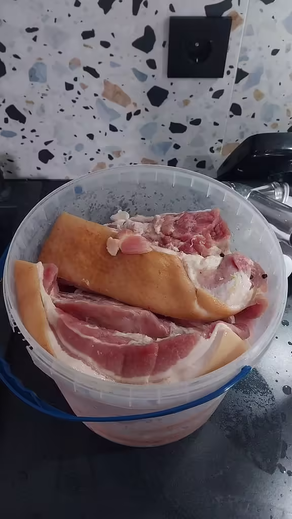 те саме відро м'яса