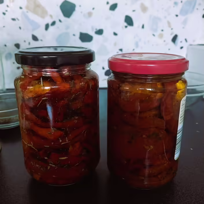 власне фото для порівняння. Ліворуч - зроблені власноруч томати, праворуч - придбані в магазині