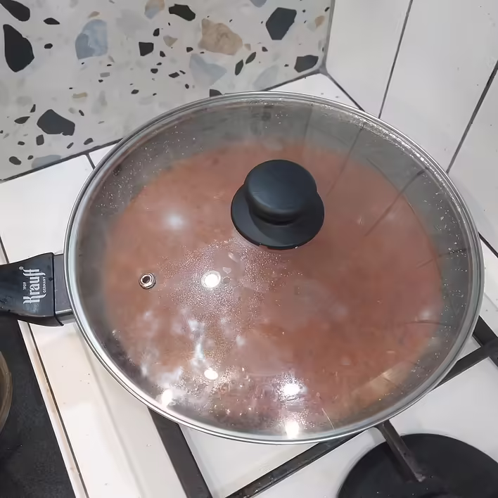 тушкуємо під кришкою, інакше все навколо буде в марінарі