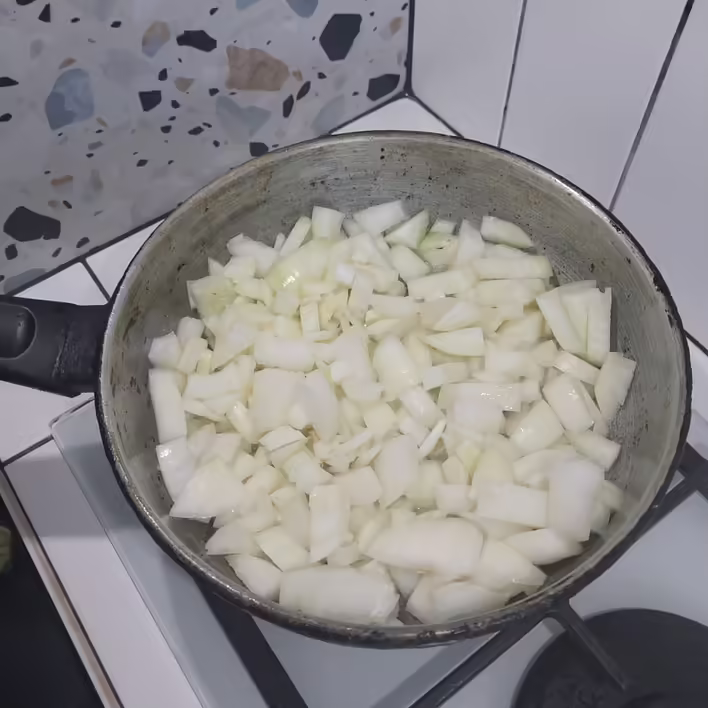 починаємо смажити цибулю