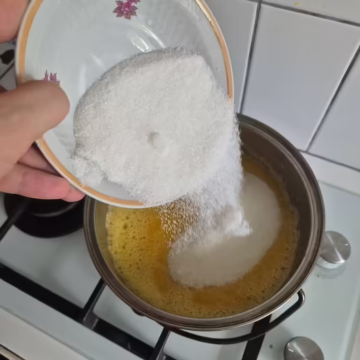 цукор в каструлю вжжжжух