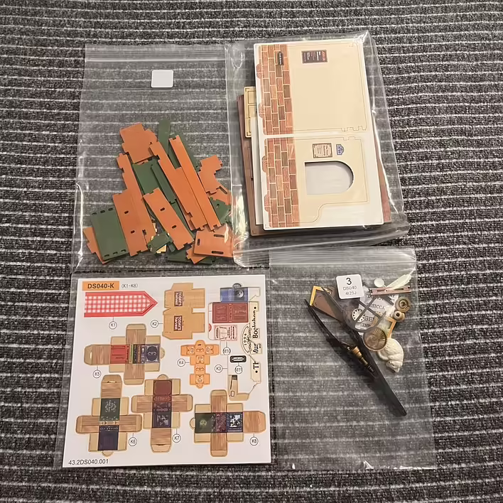 Дерев'яні деталі та папір для створення книг