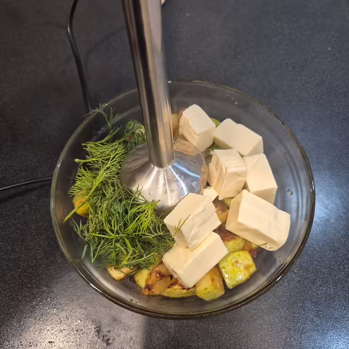 Додаємо кріп та порізані на кубики плавлені сирки