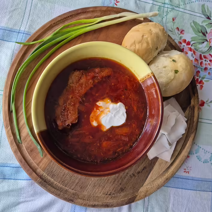 Rote Borschtsch mit geräucherten Rippchen: Schritt-für-Schritt-Rezept mit Fotos