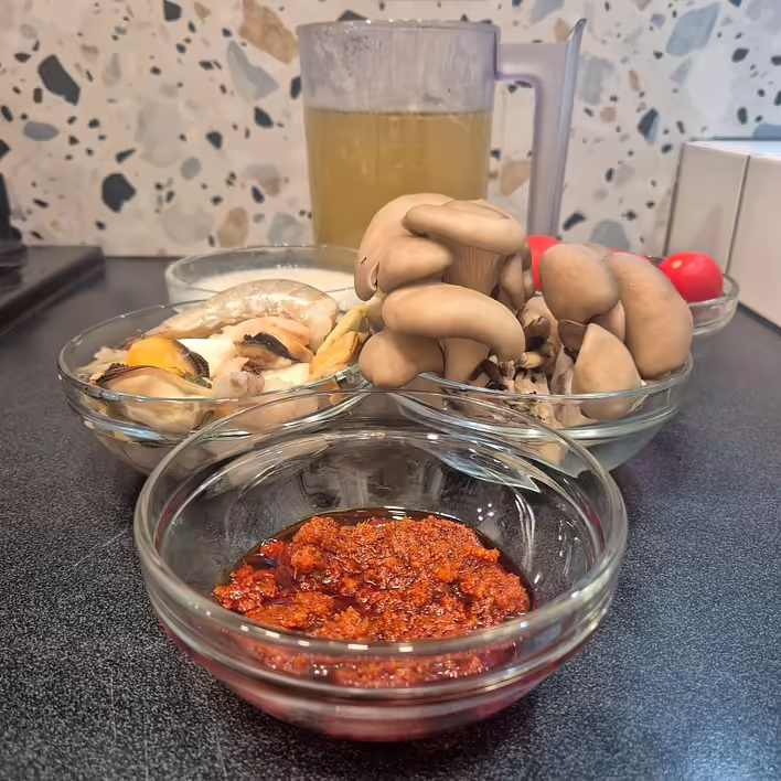 базовий продуктовий набір. На передньому плані - готова паста том ям