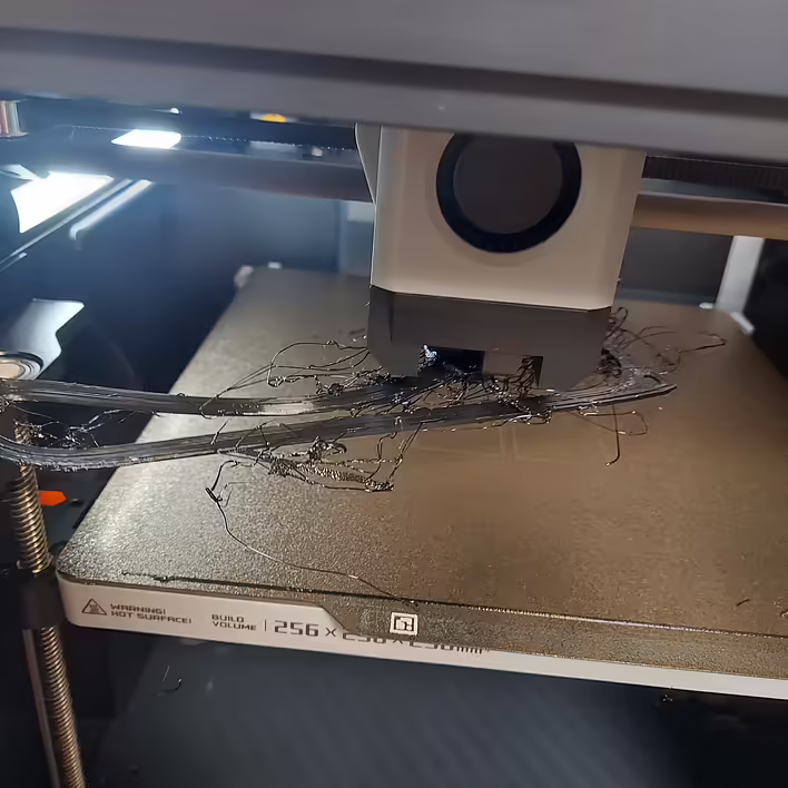 Відлипла модель від столу та зачипилась за сопло