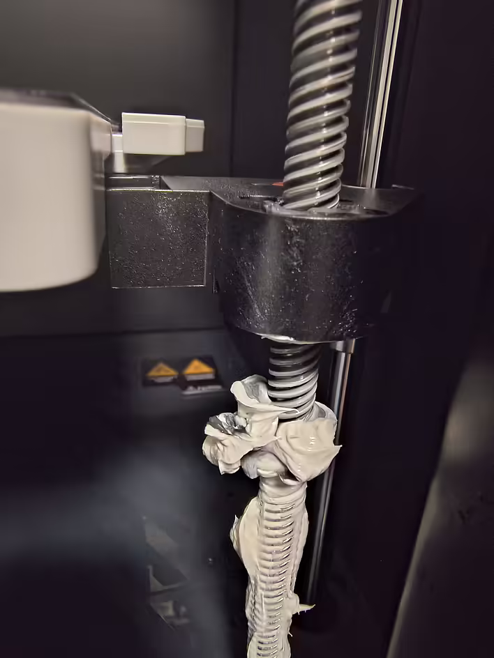 Забагато змазки. Зайва просто витискається під час руху плити.