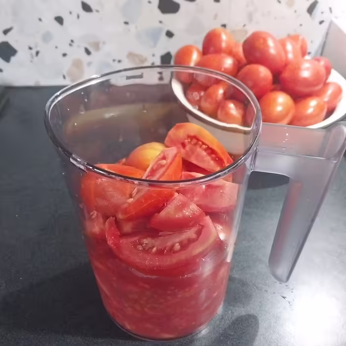 а це кілограм томатів з яких будемо робити сік