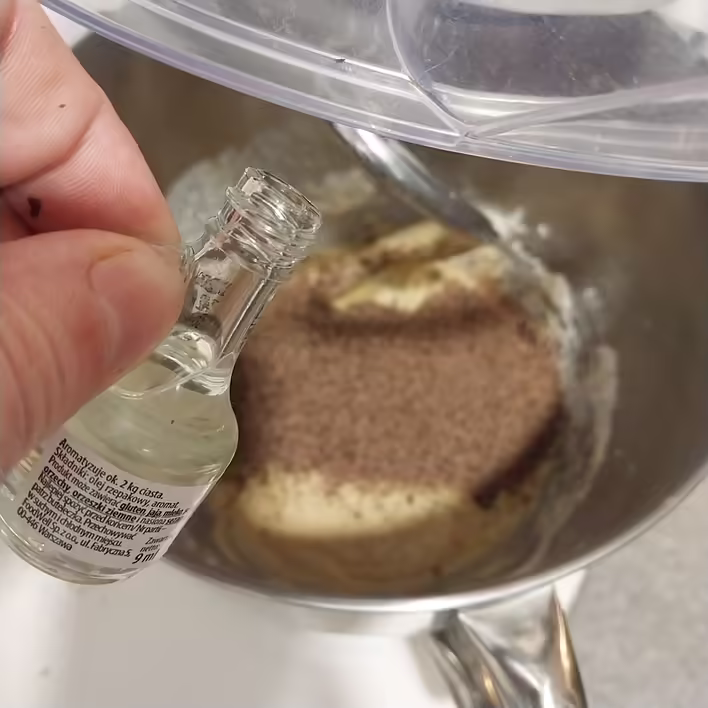 додаємо шоколадну стружку та кілька крапель ароматизатора