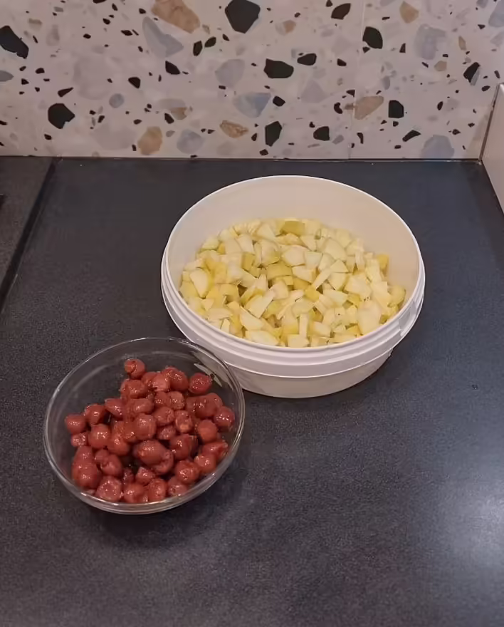 порізані яблука і вишні