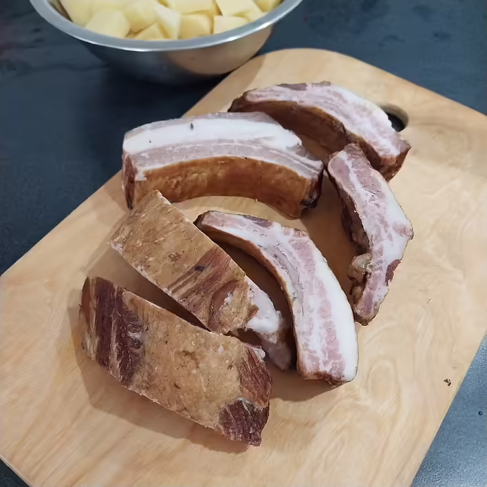 ось ці реберця нададуть нашому борщу навар та копчений присмак